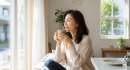 未来を楽しむ女性のイメージ